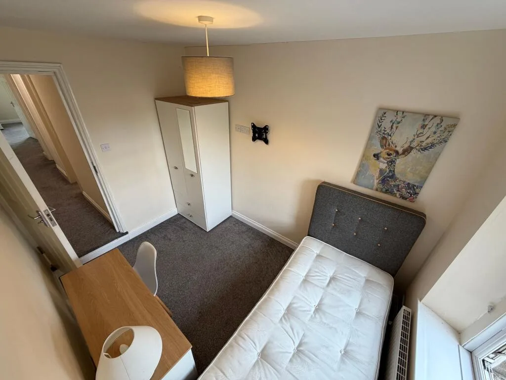 4 bedroom end of terrace house for rent