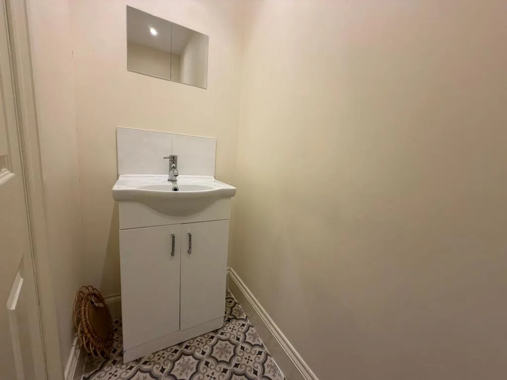4 bedroom end of terrace house for rent