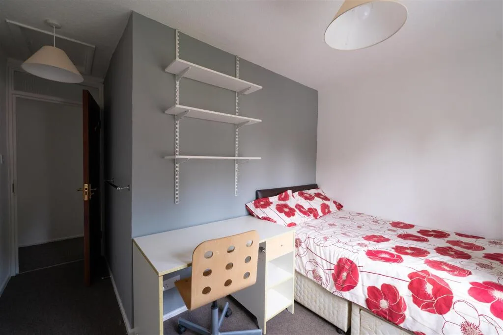 5 bedroom terraced house for rent