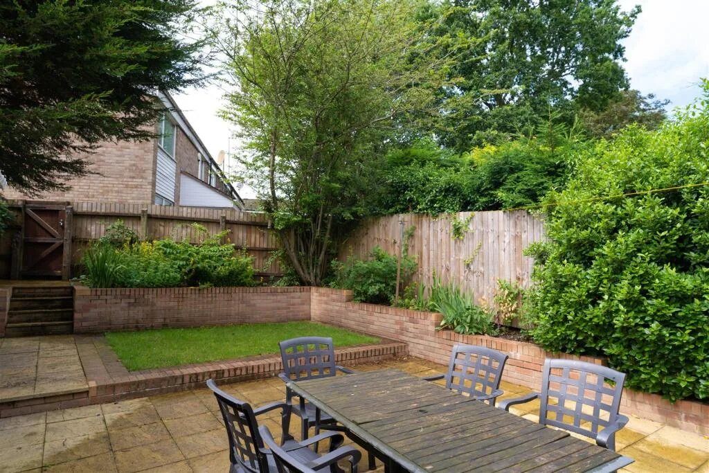 5 bedroom terraced house for rent