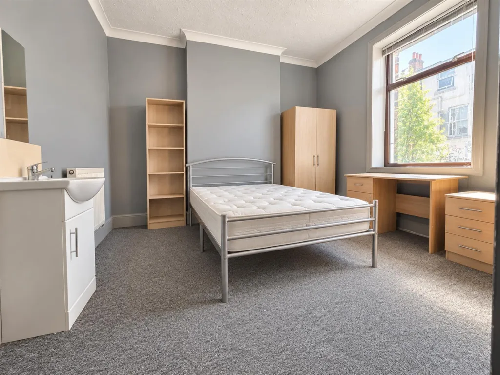 5 bedroom terraced house for rent