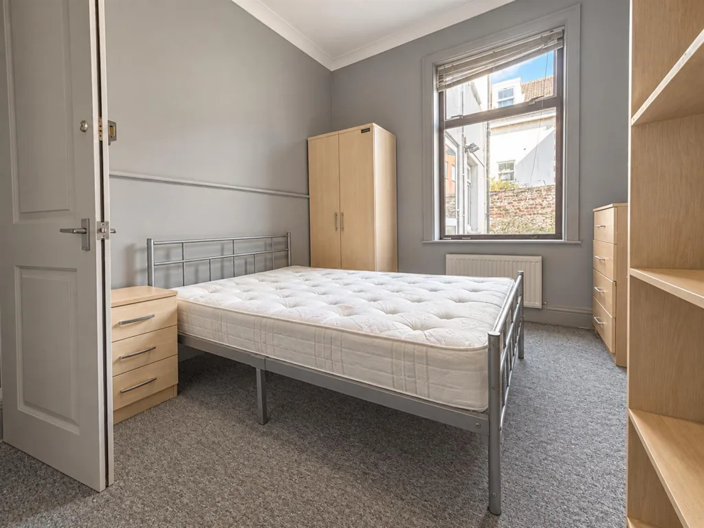 5 bedroom terraced house for rent