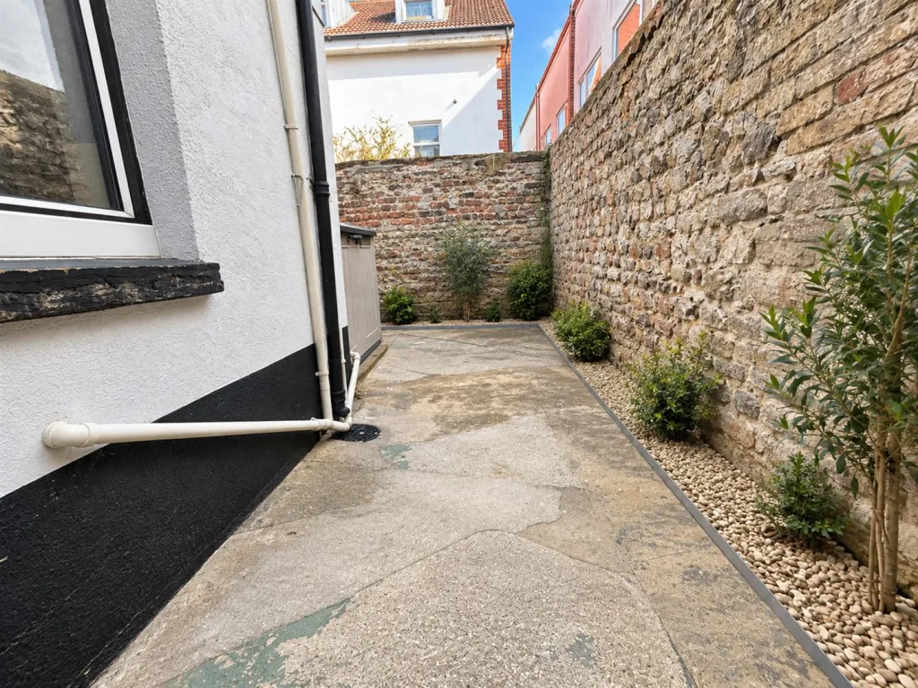 5 bedroom terraced house for rent