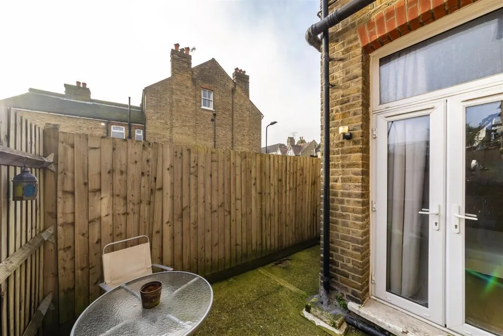 1 bedroom ground floor flat for rent