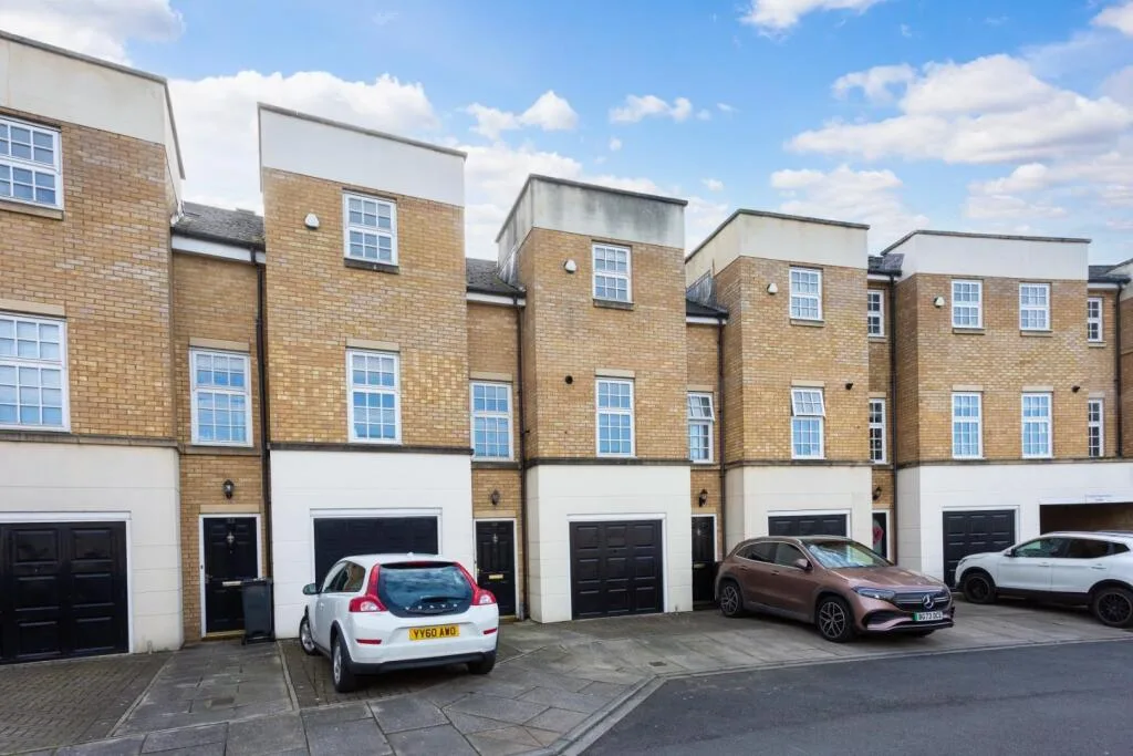 3 bedroom town house for rent