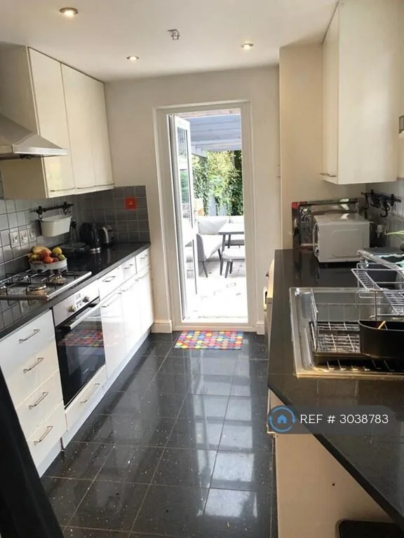 3 bedroom flat for rent