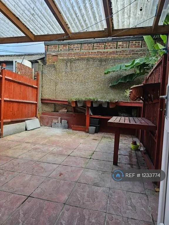 2 bedroom semi-detached house for rent
