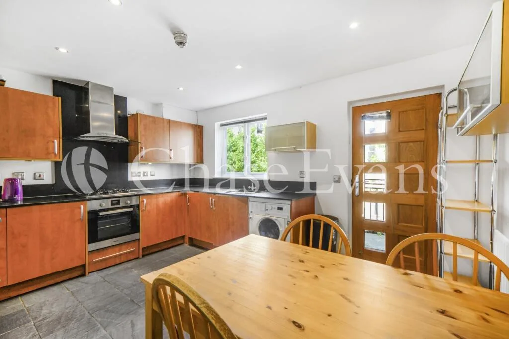 5 bedroom terraced house for rent