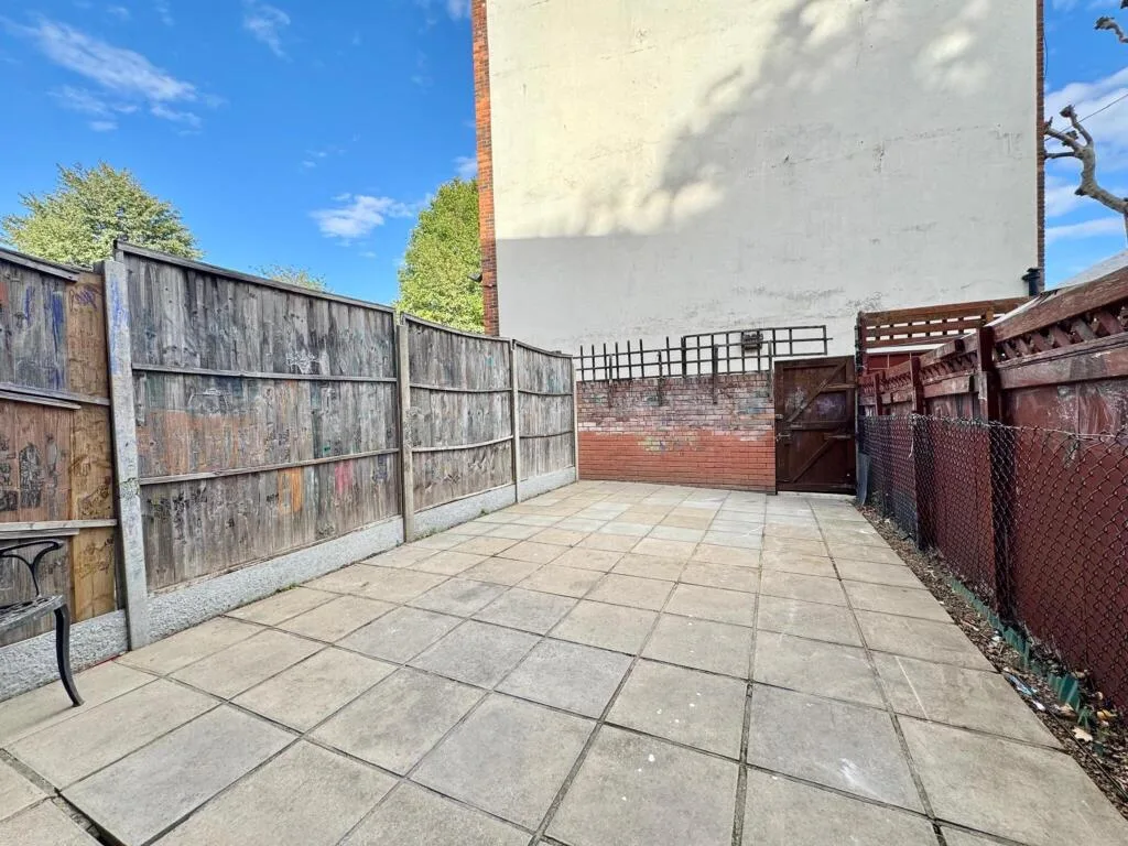 4 bedroom semi-detached house for rent