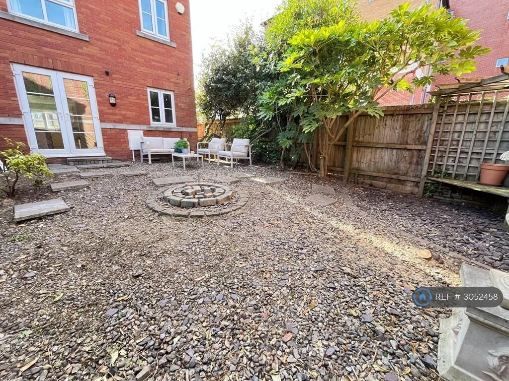 5 bedroom end of terrace house for rent