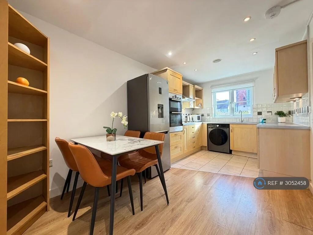 5 bedroom end of terrace house for rent