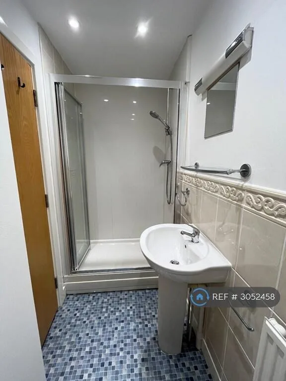 5 bedroom end of terrace house for rent