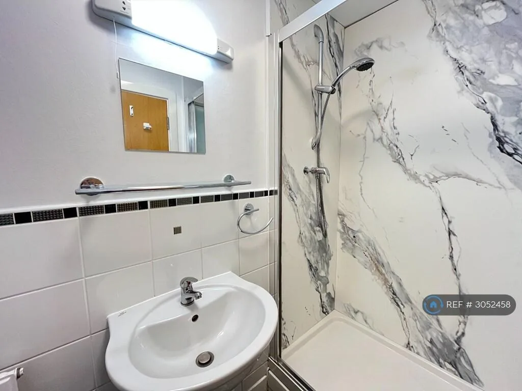 5 bedroom end of terrace house for rent