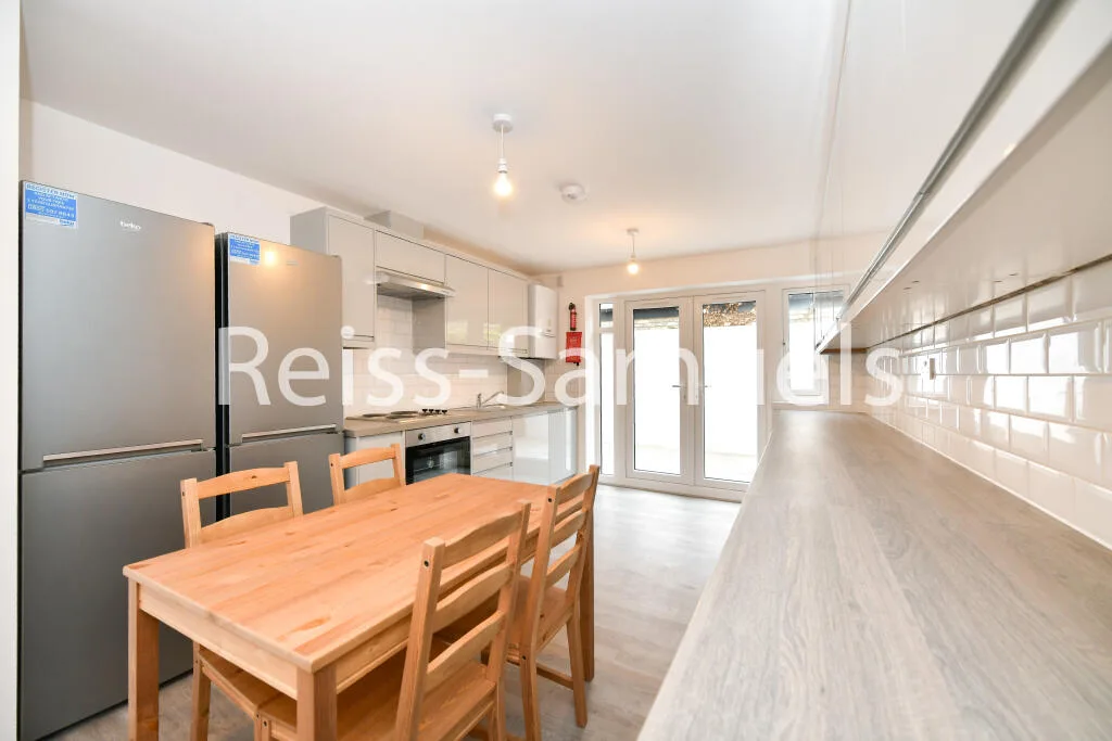 5 bedroom terraced house for rent