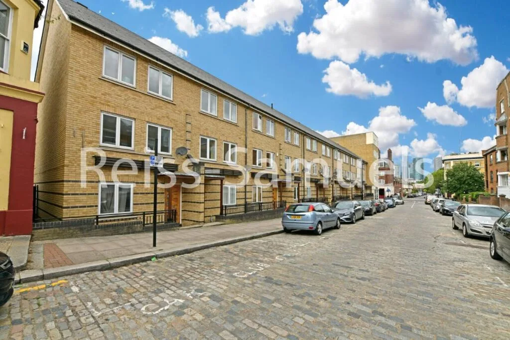 5 bedroom town house for rent