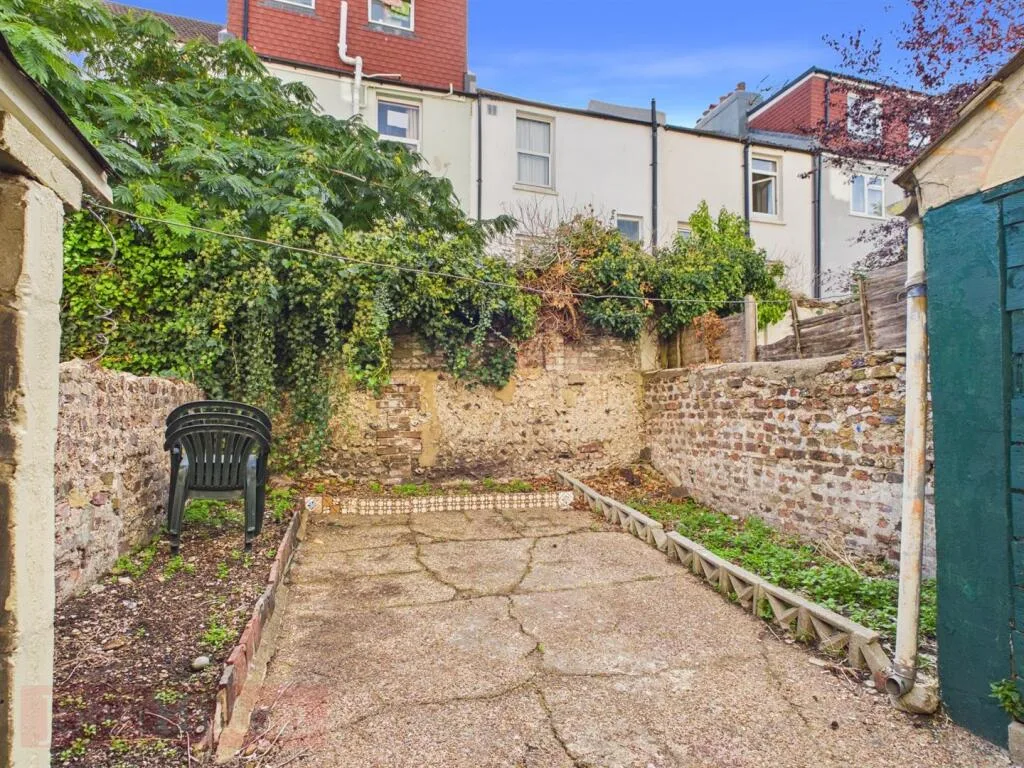 5 bedroom terraced house for rent