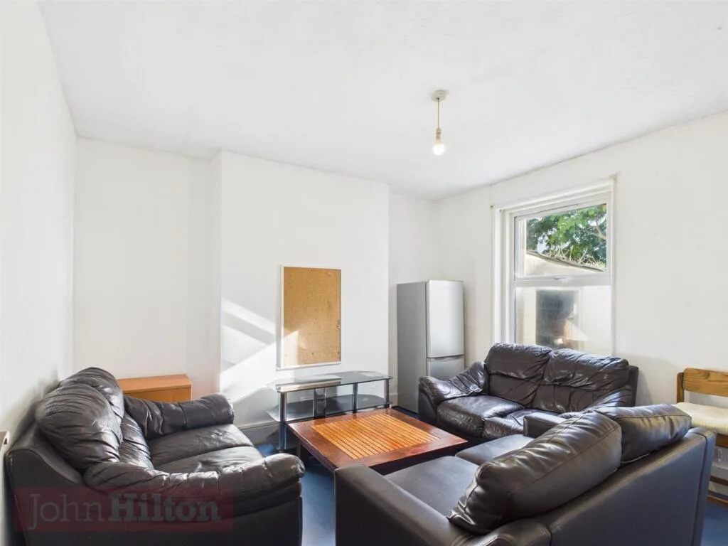 5 bedroom terraced house for rent