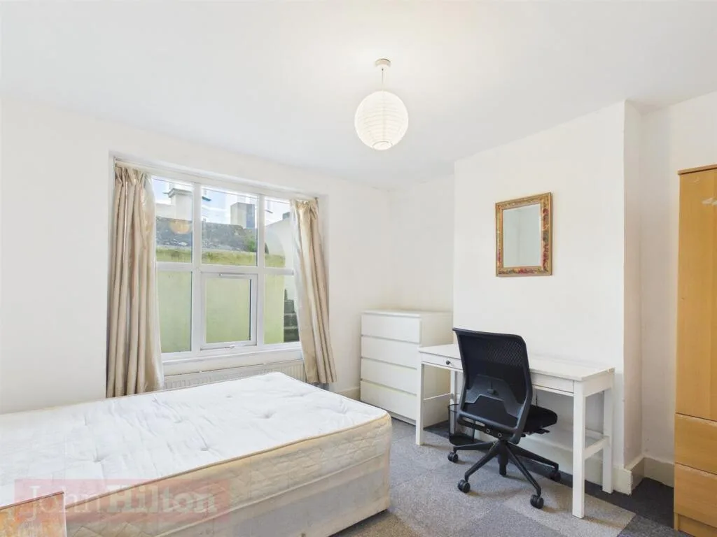 5 bedroom terraced house for rent