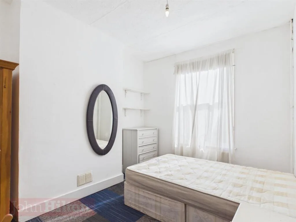 5 bedroom terraced house for rent