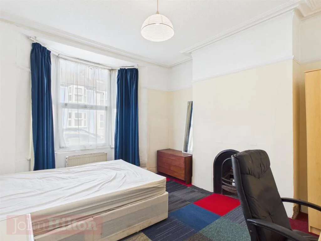 5 bedroom terraced house for rent