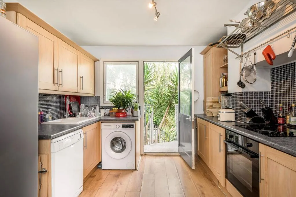 3 bedroom maisonette for rent