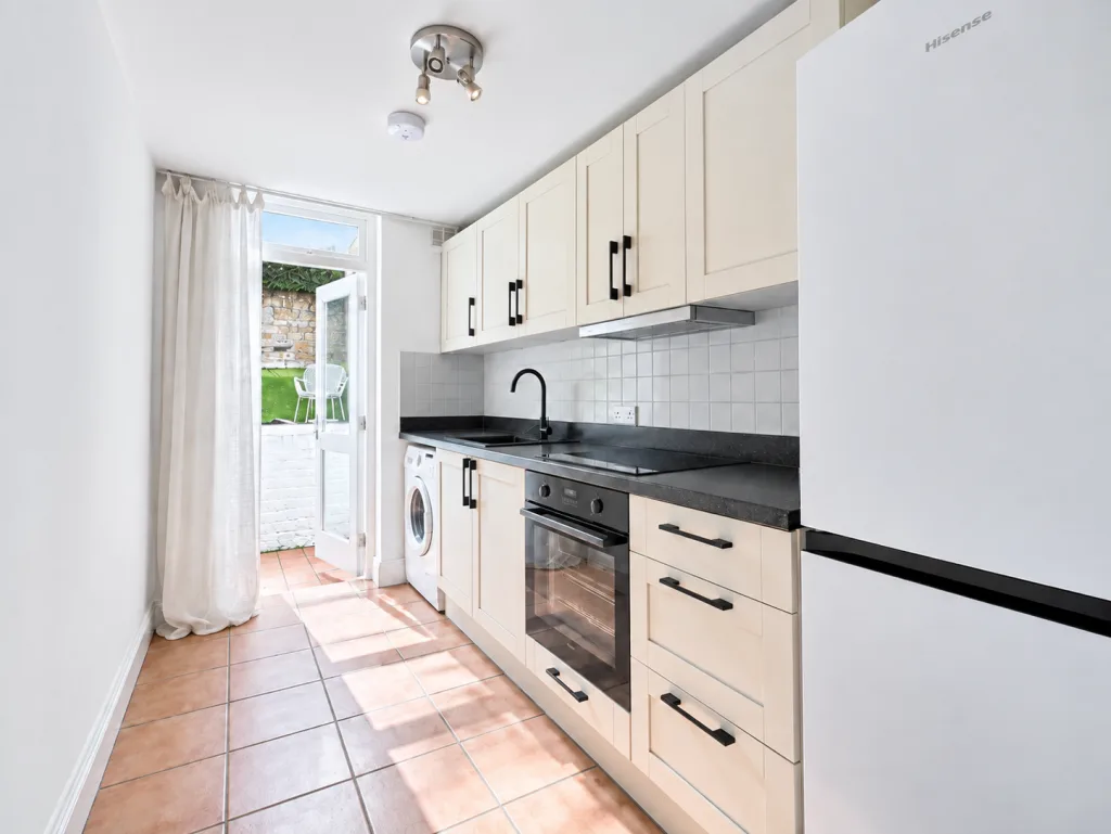 Ground floor studio flat for rent