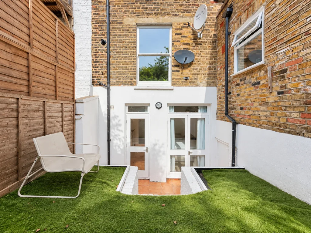 Ground floor studio flat for rent