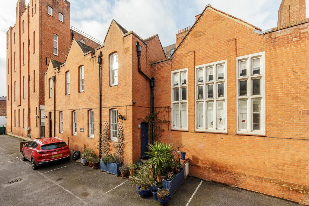 2 bedroom town house for rent