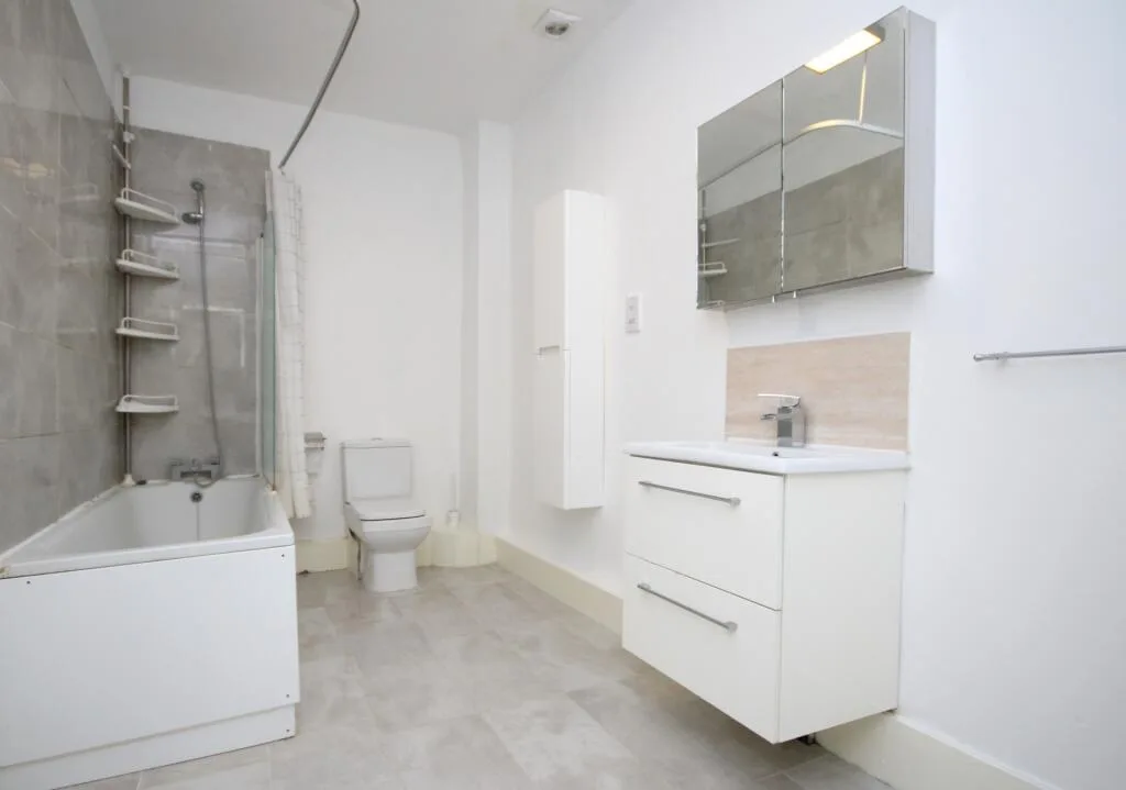 4 bedroom flat for rent