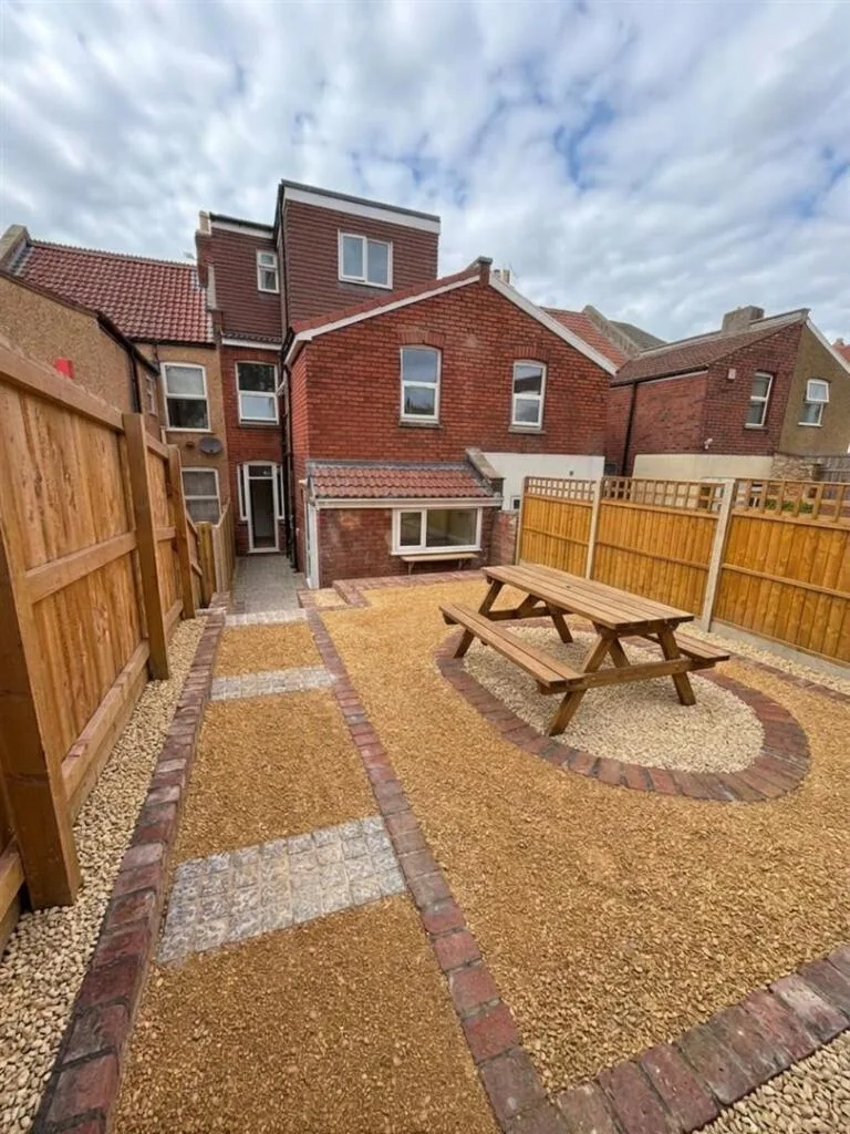 6 bedroom terraced house for rent