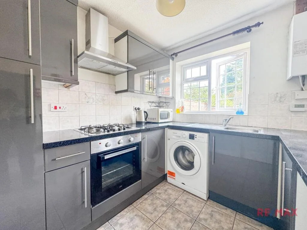 3 bedroom semi-detached house for rent