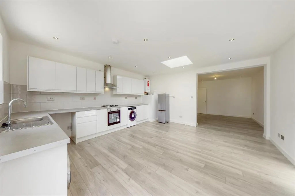 4 bedroom semi-detached house for rent