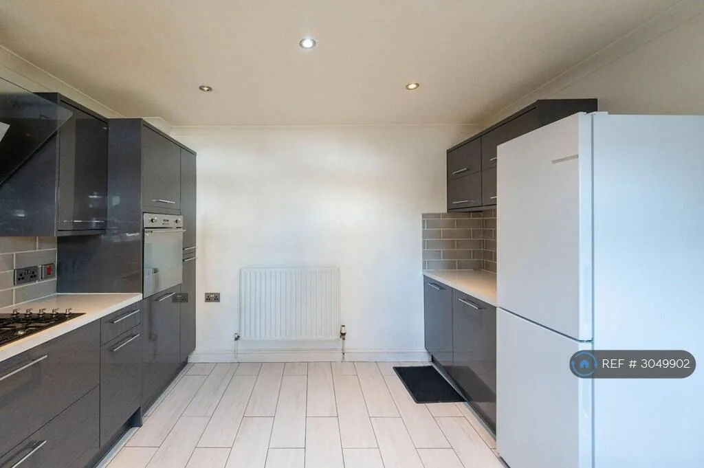 3 bedroom semi-detached house for rent