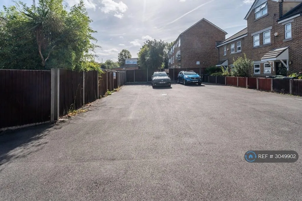 3 bedroom semi-detached house for rent