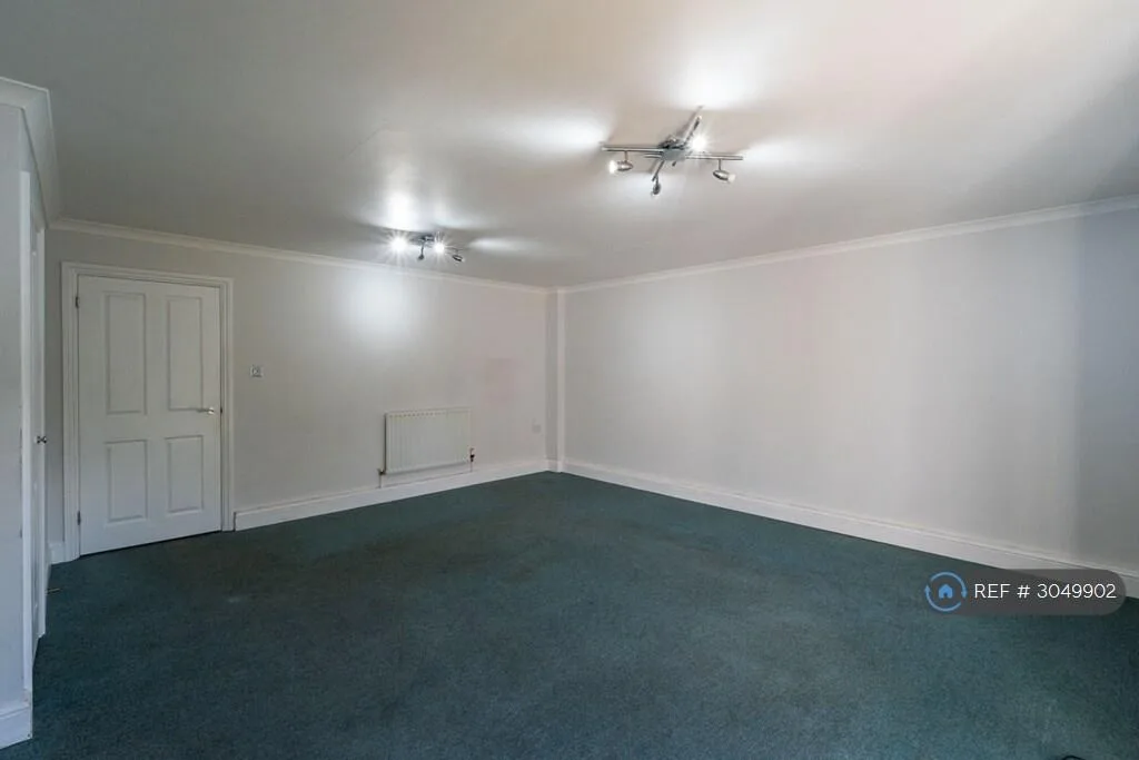 3 bedroom semi-detached house for rent