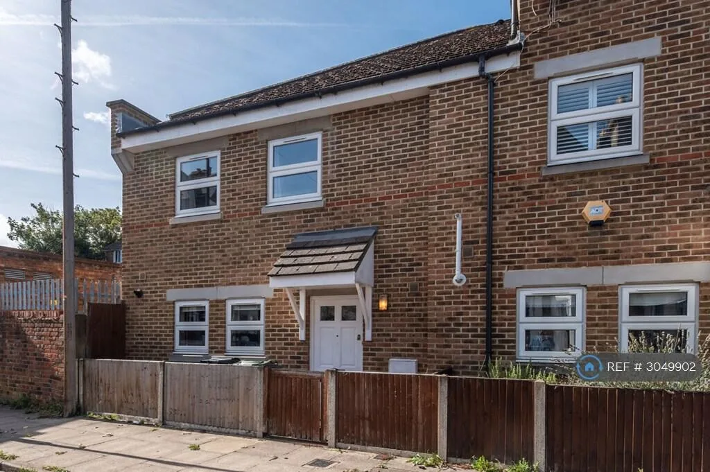 3 bedroom semi-detached house for rent