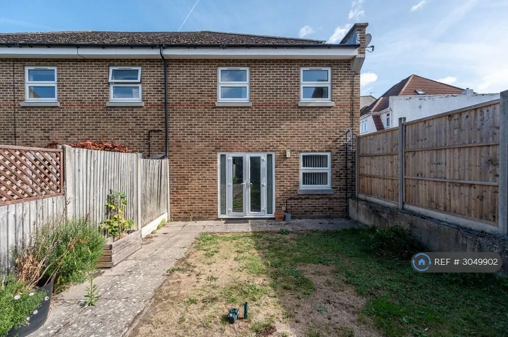 3 bedroom semi-detached house for rent