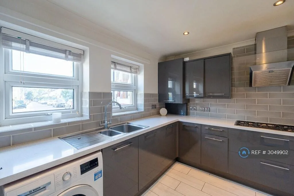 3 bedroom semi-detached house for rent