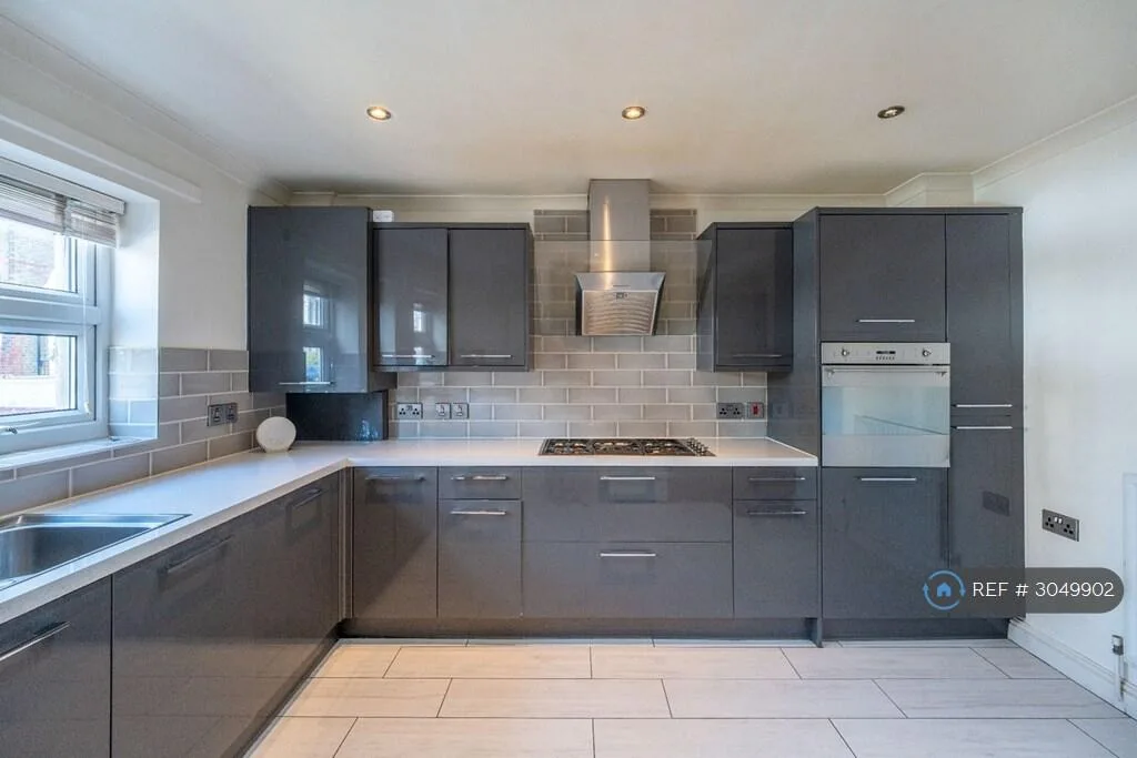 3 bedroom semi-detached house for rent
