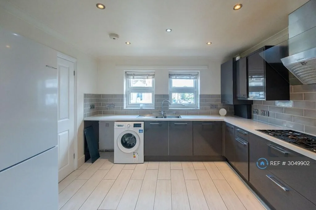 3 bedroom semi-detached house for rent