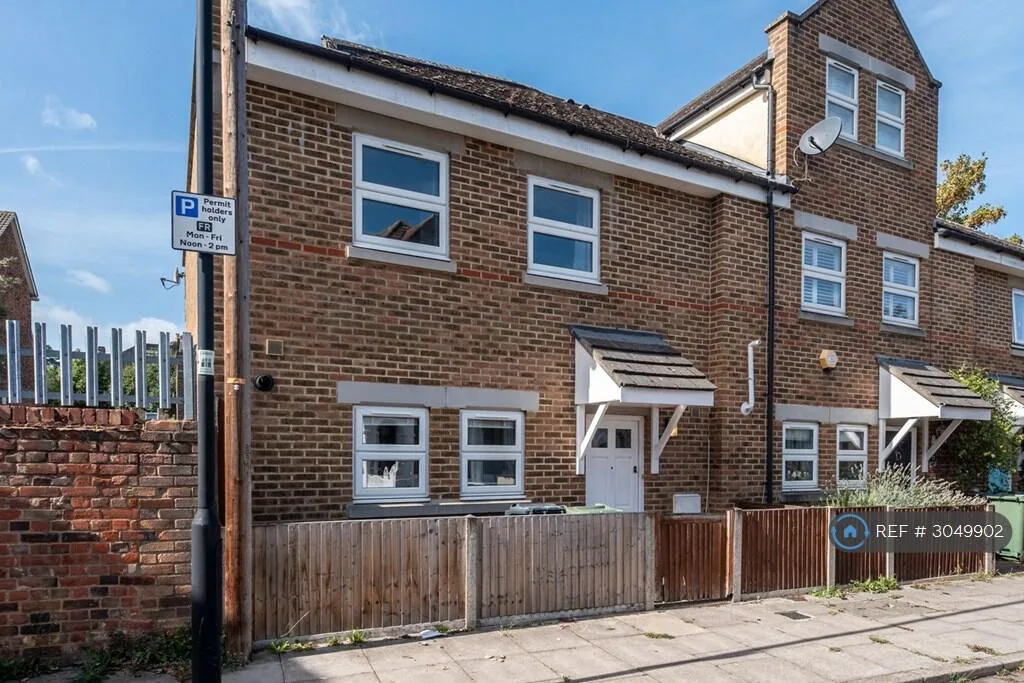 3 bedroom semi-detached house for rent