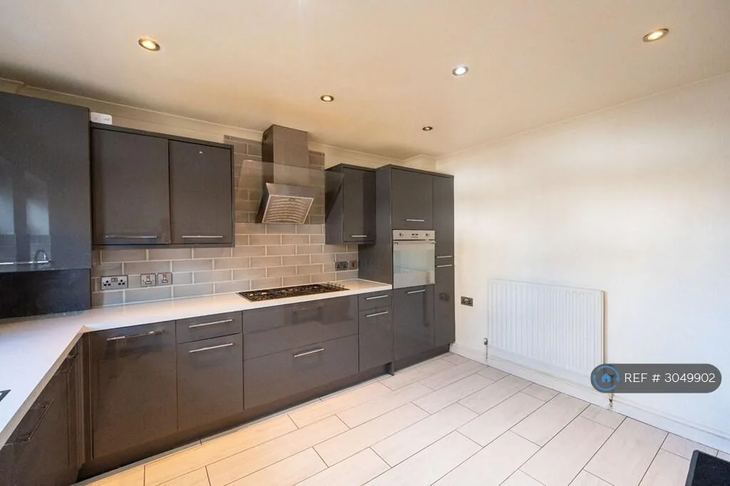 3 bedroom semi-detached house for rent