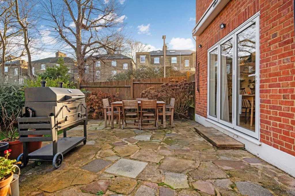 5 bedroom detached house for rent