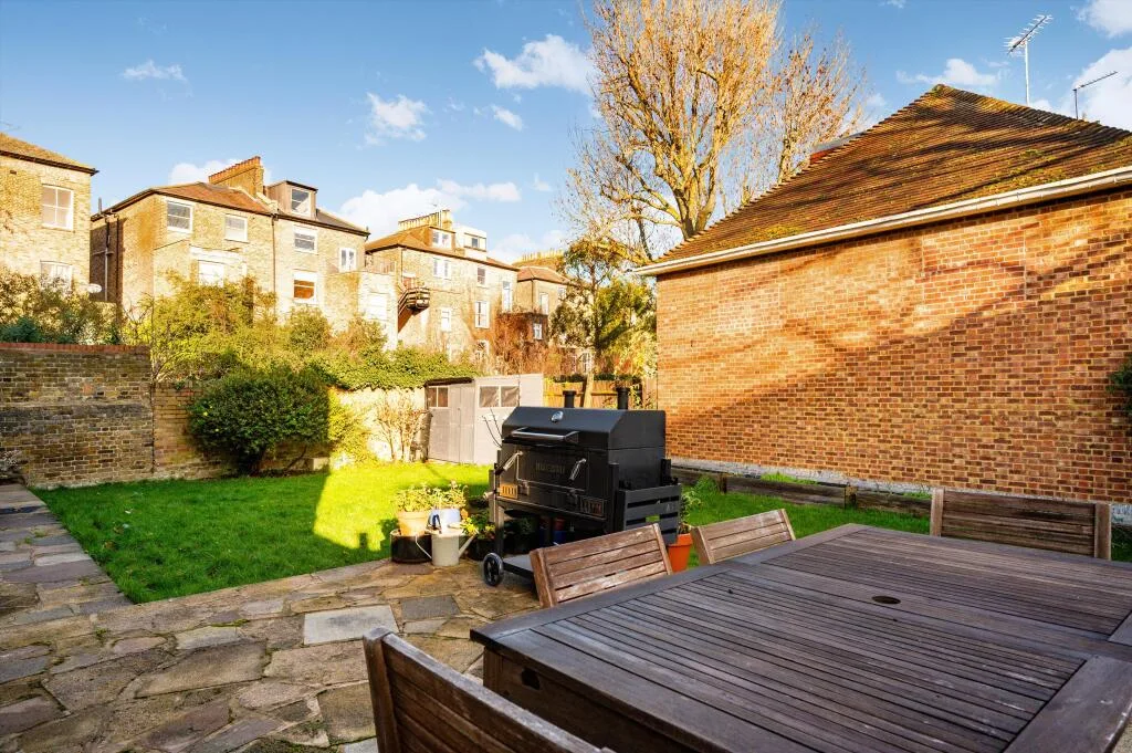 5 bedroom detached house for rent