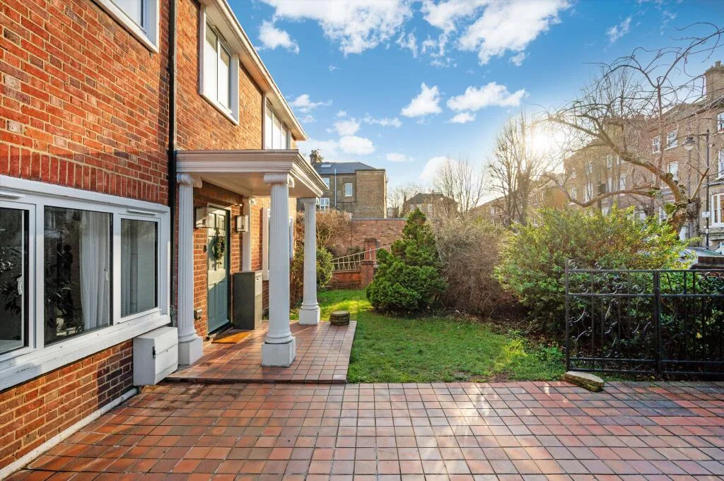 5 bedroom detached house for rent