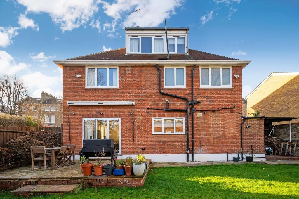 5 bedroom detached house for rent
