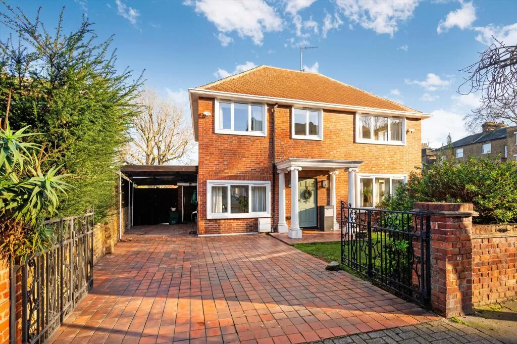 5 bedroom detached house for rent
