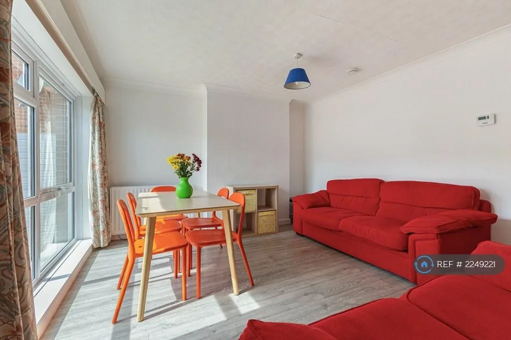 5 bedroom terraced house for rent