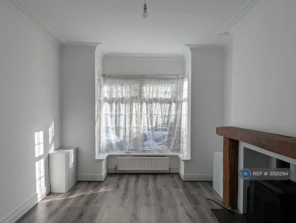 3 bedroom end of terrace house for rent