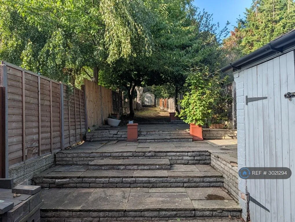 3 bedroom end of terrace house for rent